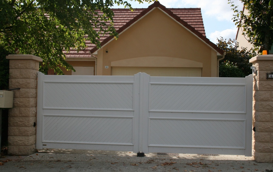 Nos mod&egrave;les de portails PVC &agrave;&nbsp;Mouans-Sartoux