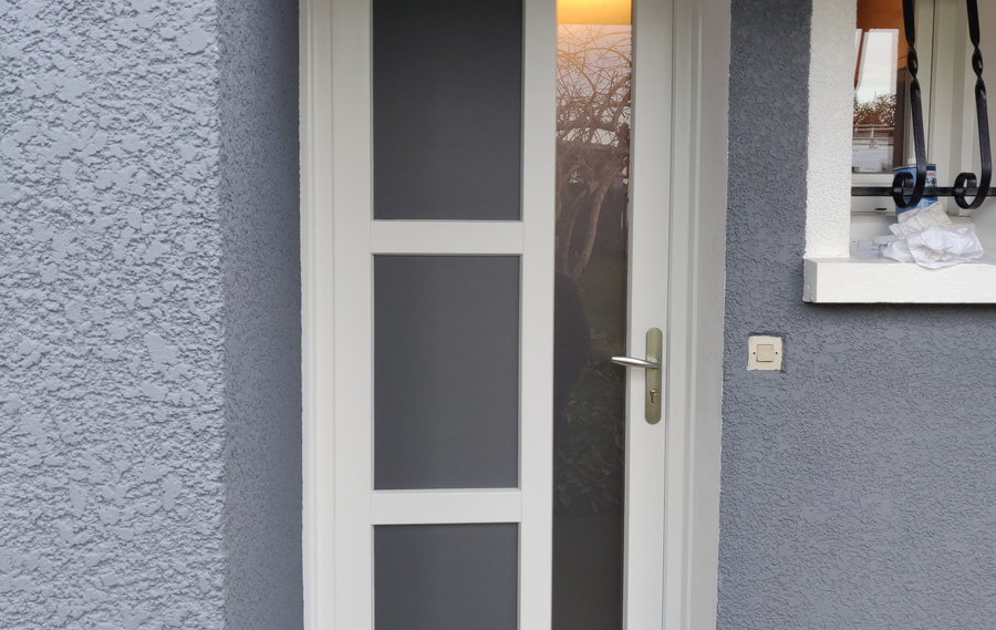 Notre gamme de portes d'entr&eacute;e en PVC CLASSIQUE et PVC CONTEMPORAINE &agrave;&nbsp;Mouans-Sartoux